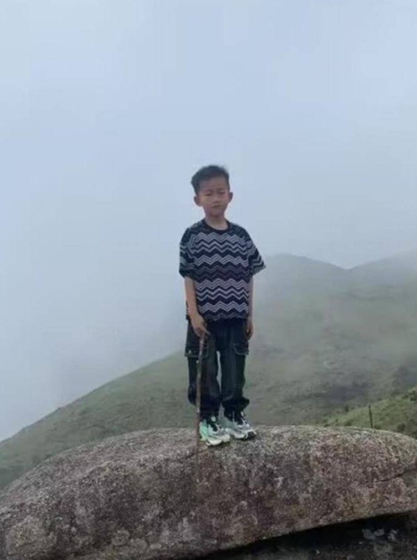98策略 福建8岁男孩与家人登山走散后失联已超48小时，网友担心山上蟒蛇，乡政府：确有蟒蛇