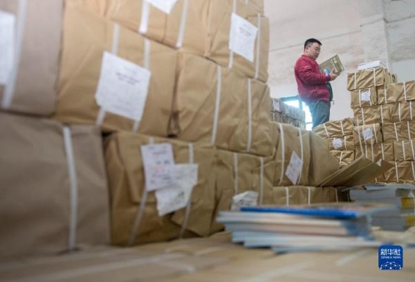 聚宏鑫操盘 备教材 迎开学 - 海报新闻